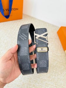 品名： Lv..路易..威登腰带皮带原单 型号：挂扣，经典纯钢材质挂扣，头层牛皮，图片实物拍摄 材料：头层牛皮，挂扣系列，纯钢材质扣头，镀钯电镀工艺永不掉色。原
