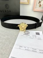 宽度：4.0Cm 范思哲 此款帆布回纹皮底 腰带饰有标志性的versace美杜莎头像扣，彰显品牌格调。是一款精美的衣橱必备单品。