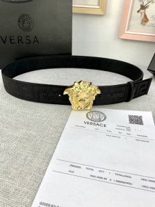 宽度：4.0Cm 范思哲 此款帆布回纹皮底 腰带饰有标志性的versace美杜莎头像扣，彰显品牌格调。是一款精美的衣橱必备单品。