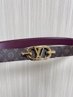 当季新款，腰带取材雍容牛皮革和 Monogram 帆布，便于随心切换两 式风尚。路易威登手写体标识化身为宽幅金属搭扣，于中央点亮视线 焦点，可为休闲和正式造型注