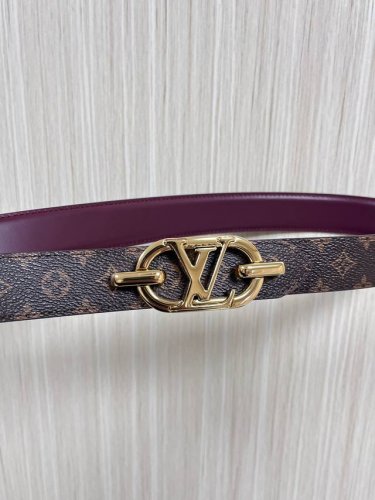 当季新款，腰带取材雍容牛皮革和 Monogram 帆布，便于随心切换两 式风尚。路易威登手写体标识化身为宽幅金属搭扣，于中央点亮视线 焦点，可为休闲和正式造型注