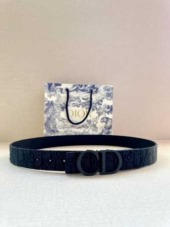 特 宽度3.5 Cm Dior 迪奥两面腰带款式迷人多样，采用多种材质精心打造，为各式廓形增添点睛之笔，彰显优雅醒目的气质。向迪奥钟爱的细节艺术致敬，彰显非凡的 - 点击图像关闭