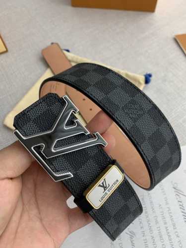 品名 Lv..路易..威登腰带皮带原单 型号 挂扣 经典纯钢材质双色挂扣 图片实物拍摄 材料 头层牛皮 挂扣系列 纯钢材质扣头 钯镀电镀工艺永不掉色 经典黑格头