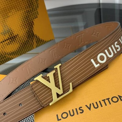 本款 Lv Initiales 宽度4.0Cm 双面腰带拥有xl Epi皮革的较大粒面纹理，以移印工艺描绘路易威登标识，翻转即现monogram压纹图案，搭配抛
