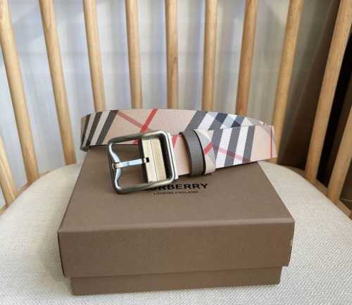 Burberry 巴宝莉专柜同步上新双面两用腰带 于意大利工坊精制而成 搭配镀钯金B字型扣环 一面装饰Burberry格纹 另一面为粒纹小牛皮材质 宽:3.5C