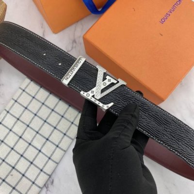 Lv 男士花皮腰带40Mm 双面进口头层皮皮压制。可双面使用 专柜走线 搭配新款钻扣