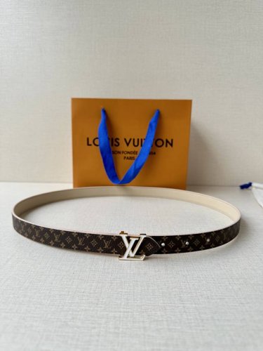 2.0宽本款 Lv Iconic 腰带令传统元素焕现摩登魅力。纤细尺寸可穿过束带圈或单独收拢腰线，Iconic 搭扣流露优雅格调，双面设计实现更多造型可能