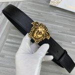 特 Versace範思哲爆款水波紋雙面頭層 復古人頭系列：此款腰帶配有醒目的美杜莎頭像搭扣，可為任何造型增添幾分立體雅致效果。商務既有時尚的男士男士腰帶：寬度4