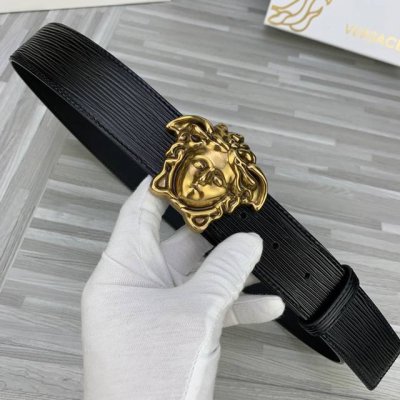 特 Versace範思哲爆款水波紋雙面頭層 復古人頭系列：此款腰帶配有醒目的美杜莎頭像搭扣，可為任何造型增添幾分立體雅致效果。商務既有時尚的男士男士腰帶：寬度4