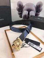 此款粒面牛皮革腰带配有一枚3D美杜莎带扣。饰有Gold Hibiscus印花。此印花代表不断的演进，用芙蓉花对往季的Barocco印花加以重新诠释，尽显特色。4