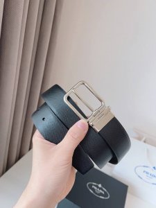 普拉达 Prada 是意大利奢侈品牌，独特的设计结合了流行简约与优雅的气质，完美地衬托出Prada优秀的产品。风格独树一帜！对于喜欢低调不浮夸的商务休闲人士再适