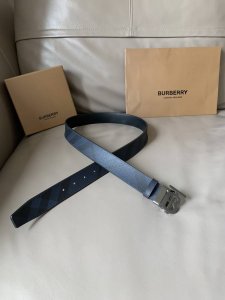 特 Burberry 巴宝莉 专柜同款 男士休闲双面用腰带 宽3.5 Cm 精选品牌标志性 London 格纹，搭配平滑小牛皮反面设计。饰牌搭扣点缀品牌专属标识