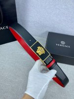 宽度3.5Cm 范思哲 此款腰带饰有标志性的versace美杜莎头像扣，彰显品牌格调。是一款精美的衣橱必备单品。