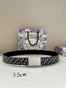 dior 这款 35 毫米双面腰带结合典雅气质与摩登风范。双面设计，一面采用Oblique 印花帆布，另一面则采用同色调粒面牛皮。长度可调节，可搭配各式 35