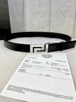 宽度3.5cm VERSACE 范思哲 此款光滑平纹小牛皮腰带饰有一枚几何形状的希腊回纹搭扣，可搭配正装或休闲装。
