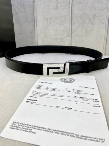 宽度3.5cm VERSACE 范思哲 此款光滑平纹小牛皮腰带饰有一枚几何形状的希腊回纹搭扣，可搭配正装或休闲装。
