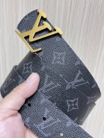特 4.0Mm当季新款 一面一面帆布印格，一面小牛压花，搭配精品扣头做工精细，质量保证。
