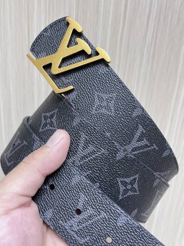 特 4.0Mm当季新款 一面一面帆布印格，一面小牛压花，搭配精品扣头做工精细，质量保证。