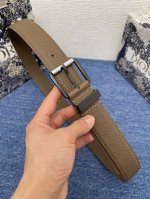 腰带P 35 毫米棕色粒面牛皮革 编号: 4333Rutam_H00M。 这款腰带采用棕色粒面牛皮革精心制作，饰以复古银色饰面黄铜针扣，彰显优雅时尚风范。宽度