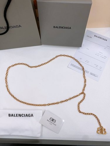 Balenciaga 巴黎世家 Monaco做旧金色黄铜链条腰带，亮相于Balenciaga 2025春季系列Look 37 黄铜材质 金色金属 长度120Cm