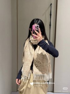 高版植绒版本 Loewe罗意威新款最火围巾，双面羊毛和羊绒围巾，角落饰有 Anagram 簇绒刺绣Logo，点缀双色格纹 Anagram 缇花图案。奶茶色此款围