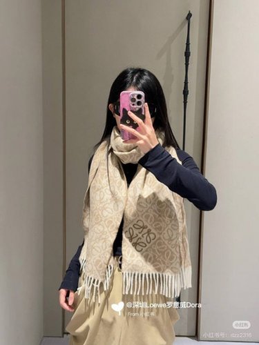 高版植绒版本 Loewe罗意威新款最火围巾，双面羊毛和羊绒围巾，角落饰有 Anagram 簇绒刺绣Logo，点缀双色格纹 Anagram 缇花图案。奶茶色此款围