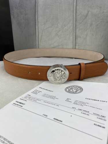 宽度4.0Cm 范思哲 此款水波纹 腰带饰有标志性的Versace美杜莎头像扣，彰显品牌格调。是一款精美的衣橱必备单品。