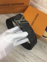 配送专柜全套礼盒包装。 Lv：此款腰带采用双面设计，一侧为风格休闲的Damier，另一侧为头层小牛皮底，搭配原单刚扣，原产皮料定制，专柜宽度4:0