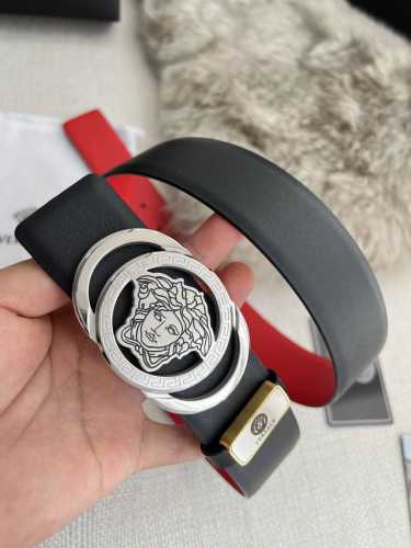 品名：Versace.范思哲原单腰带 皮带 型号：挂扣，经典人头纯钢材质扣头，头层牛皮，图片实物拍摄 材料：百分百头层牛皮，保证真皮。24K纯钢扣双面可用专柜同