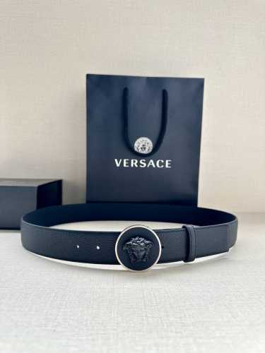 宽度4.0Cm Versace 范思哲 此款柔软的皮带饰3D美杜莎腰带扣，可搭配正装或休闲牛仔装。
