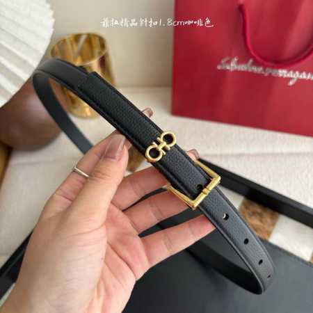 菲拉这款窄版皮带选用天然粒纹牛皮制成，质感柔软，更添柔美韵致。几何造型的亮面扣饰配有缀饰标志性Gancini双扣细节的扣环。宽1.8Cm - 点击图像关闭