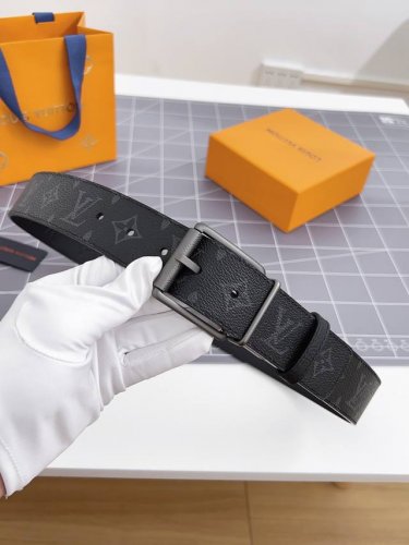 特 寬：40Mm 驢家新品 Nigo新品限量版 專櫃有售新品男士系列 一面專櫃定制面料 一面原廠荔枝紋小牛皮 荔枝紋牛皮有品牌壓紋 針扣款式設計搭扣 雙面用 兩