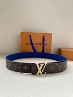 特 本款40毫米宽 Lv Initiales 双面腰带拼合经典 Monogram 帆布和素色皮革，搭配中央 Lv 字母搭扣，为路易威登爱好者提供多样造型选择。一