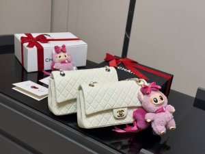 配挂件 配折叠盒 香奈儿Chanel Cf链条包25Cm Chanel Cf 从诞生之日，就成为了经典，并且几十年都经久不衰，也印证了那句话： 流向易逝，风格永