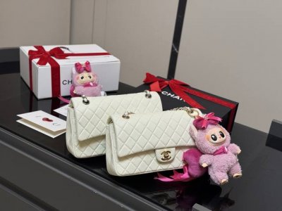 配挂件 配折叠盒 香奈儿Chanel Cf链条包25Cm Chanel Cf 从诞生之日，就成为了经典，并且几十年都经久不衰，也印证了那句话： 流向易逝，风格永