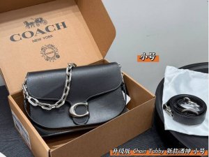 礼盒包装 复刻版 Coach蔻驰 Chain Tabby家族酒神包 这款包的设计简直就是甜酷女士的最爱 Chain Tabby满足你所有容量需求 尺寸 小号26