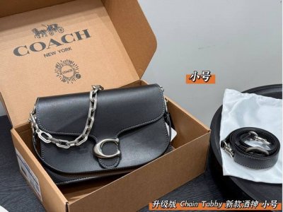 礼盒包装 复刻版 Coach蔻驰 Chain Tabby家族酒神包 这款包的设计简直就是甜酷女士的最爱 Chain Tabby满足你所有容量需求 尺寸 小号26