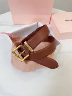 特 缪缪Miumiu专柜新款 这款皮革腰带是提升别致造型品味的理想之选。醒目的刻字五金徽标搭配方型针扣，手感柔软细腻的小牛皮。非常时尚百搭 宽:3.5Cm
