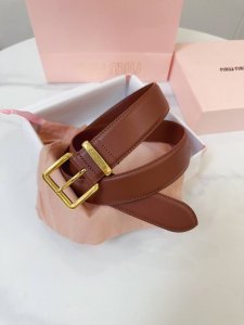 特 缪缪Miumiu专柜新款 这款皮革腰带是提升别致造型品味的理想之选。醒目的刻字五金徽标搭配方型针扣，手感柔软细腻的小牛皮。非常时尚百搭 宽:3.5Cm