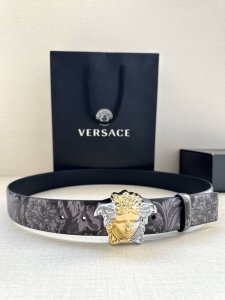 特 宽度3.8Cm Versace范思哲此款双面腰带采用光滑的Saffiano皮革制作，并配有3D美杜莎腰带扣。一面为单色设计，另一面饰有Tabloid印花。此