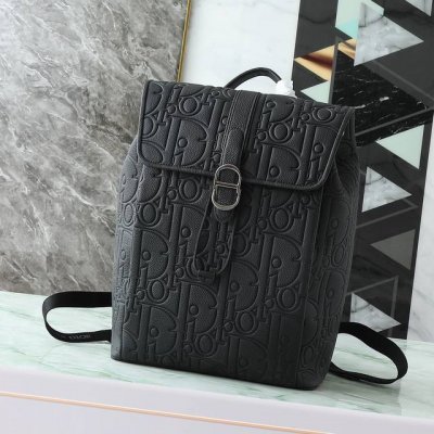 这款 Dior Daily 翻盖双肩背包是二零二五秋季男装系列新品，展现优雅实用的设计。Dior Gravity 印花效果皮革采用压花工艺将经典图案精致地呈现于