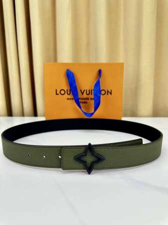 3.4Cm荔枝纹腰带，甄选细腻皮革，搭配黑色四叶花形镂空钢扣，低调奢华。三孔设计贴合身形，与Lv购物袋相得益彰，尽显精致品味，是商务与休闲场合的理想之选 - 点击图像关闭