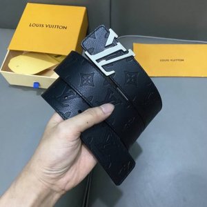 L0Uis Vuitt0N 專櫃最新升級版本 寬度40Mm 原廠小荔面壓刻有花型圖案效果 內襯進口柔軟小牛皮底 搭配新款字母搭扣 百搭易襯！