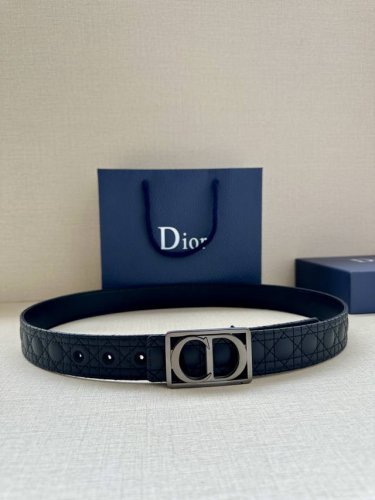 特 宽度3.5Cm Dior 这款腰带巧妙融合优雅与时尚，彰显 Dior 的精湛工艺。采用头层牛皮精心制作，饰以 Kumo 藤格纹，以全新方式呈现经典图案。腰带
