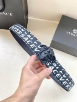 宽度4.0Cm Versace 范思哲 此款Palazzo腰带采用牛皮革面料制作，并饰有Le Pop Classique图案印花和标志性的美杜莎五金配件。