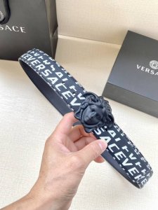 宽度4.0Cm Versace 范思哲 此款Palazzo腰带采用牛皮革面料制作，并饰有Le Pop Classique图案印花和标志性的美杜莎五金配件。