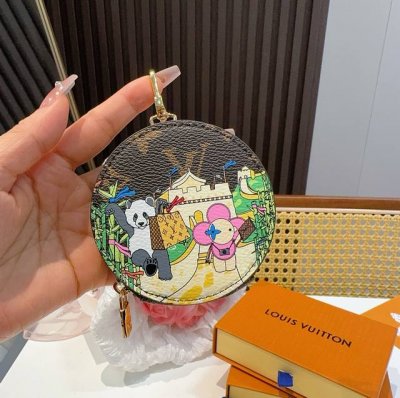 Louis Vuitton老花包包挂饰、卡通彩绘印花小零钱包。Lv包饰挂件钥匙扣、独家原单货，标志性老花超级百搭，可放钥匙或小零钱，确实精致。手感真的很赞