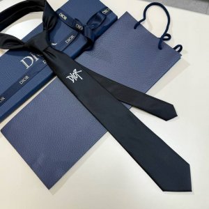 特 爆款到新款迪奥领带 Dior男士稀有展现精湛手工与时尚优雅的理想选择，这款采用Do家最经典极具标志性Logo提花制成的领带，以同色调手法演绎的更显雅致风范。