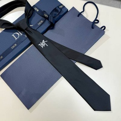 特 爆款到新款迪奥领带 Dior男士稀有展现精湛手工与时尚优雅的理想选择，这款采用Do家最经典极具标志性Logo提花制成的领带，以同色调手法演绎的更显雅致风范。