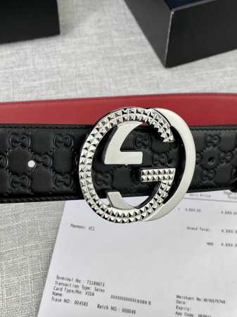 带宽4.0Cm Gucci 互扣式双G腰带，采用热压印技术的Gucci Signature皮革精制而成，巧妙搭配枣红色头层牛皮 触感厚实，印花图案清晰分明。五金 - 点击图像关闭